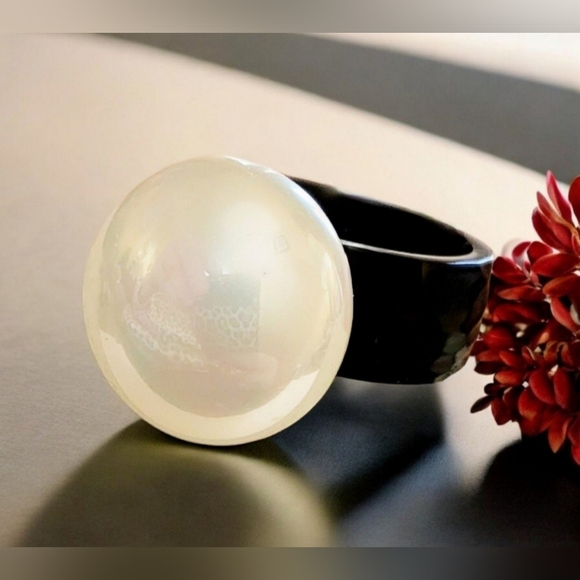 Womens Hammered Pearl Stone Ring - Picture 3 of 9